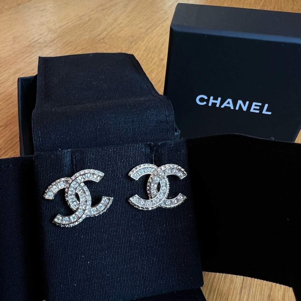 NWT CHANEL Gold Stud Earrings A86504y09569 Z2800